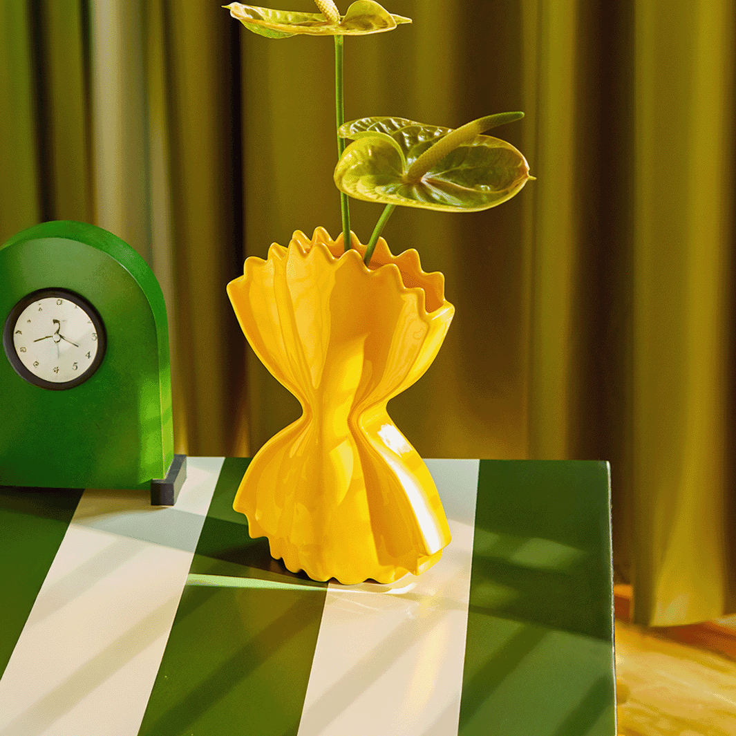 Keramisk kitch-pop-vase formet som farfallepasta fra Fluid Market. 26 x 5 x 16 cm.