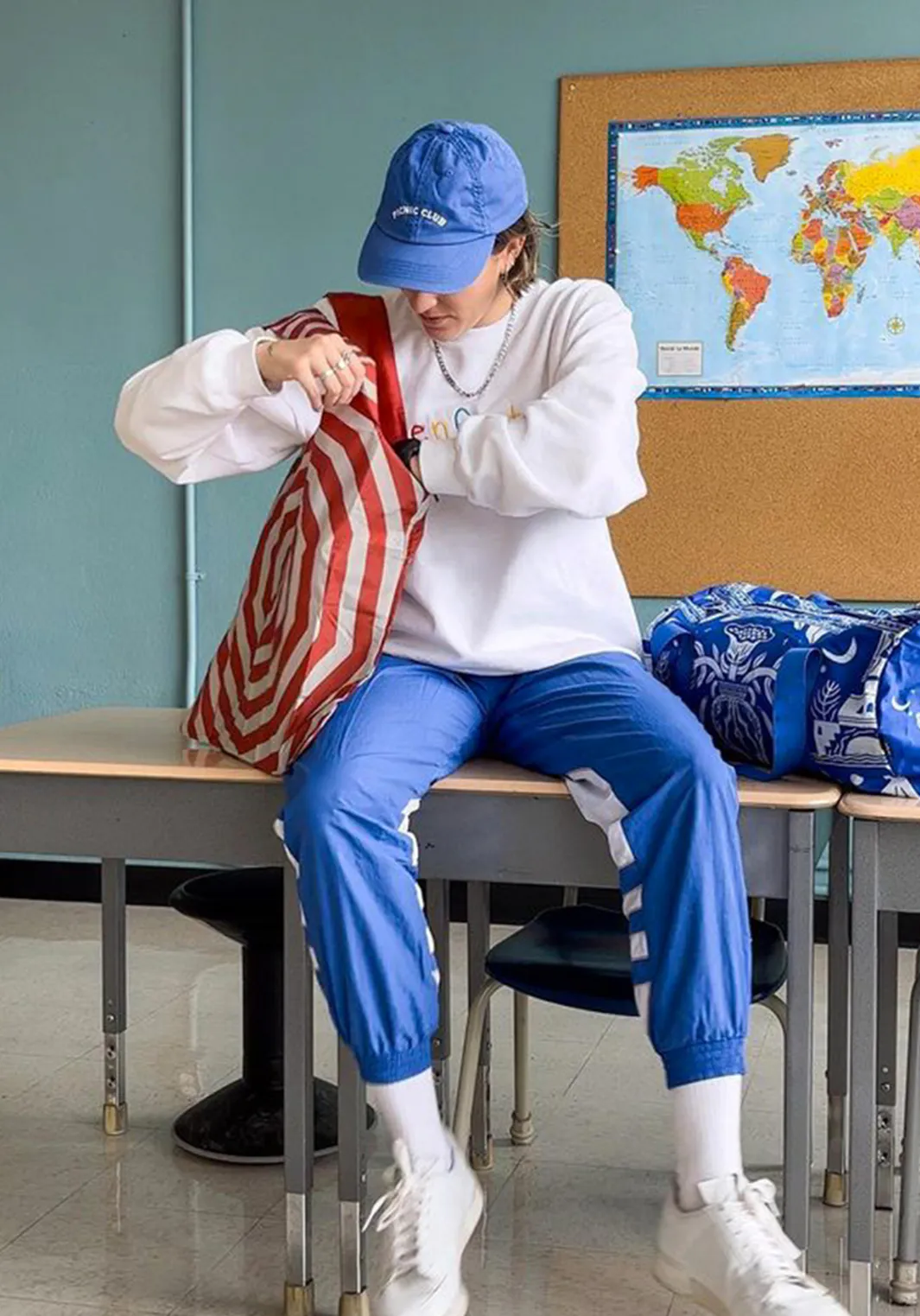 Handlenett og totebags trenger ikke bare å være praktiske, de kan jo faktisk være morsomme, ironiske og litt selvironiske – akkurat som deg. Derfor finner du hos oss både hamster-memes, kattetrykk, kunstklassikere og punchlines som motiv på vårt utvalg handlenett. Med kampanjetilbudet 2 for 350kr kan du velge flere og matche dagshumøret med handlenettet for dagen.