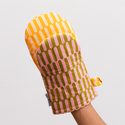 Berry Jam grytevott i 100 % bomull med grafiske kontrastfarger. Vattert, slitesterk og designet for å henge fremme – og se bra ut mens du lager