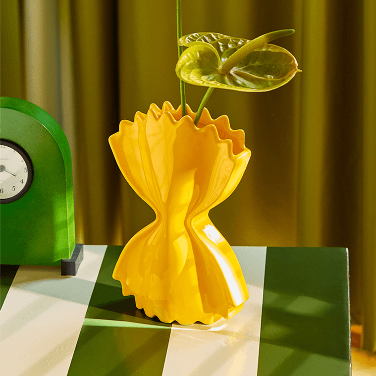 Keramisk kitch-pop-vase formet som farfallepasta fra Fluid Market. 26 x 5 x 16 cm.
